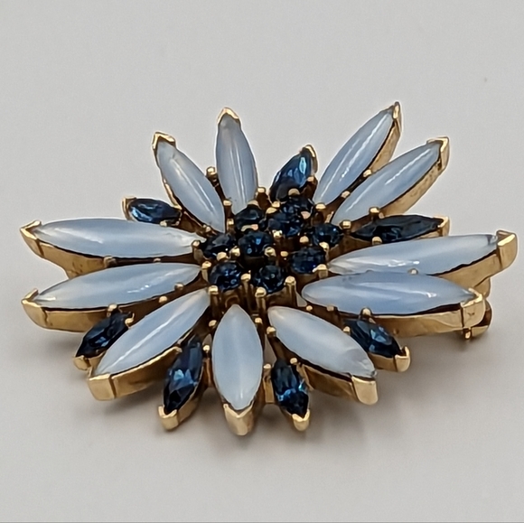 Rare Crown Trifari Gold Tone Blue & Opalescent Blue Rhinestones Flower Brooch - Picture 2 of 10